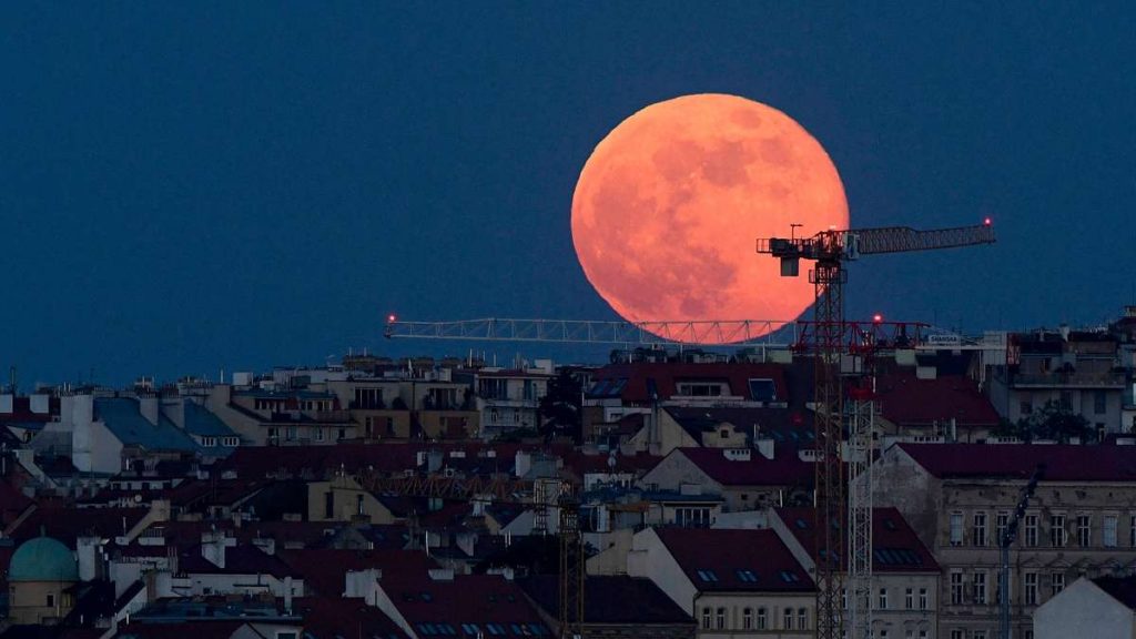 Super Moon: There is the largest full moon of the year in the sky in April