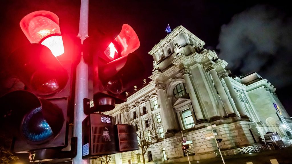 Two red Corona traffic lights: Approximately 1,300 new cases of corona in Berlin are regional