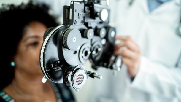 Optometry: If necessary, new visual aids can be adjusted a few weeks after the cataract operation as soon as possible.  (Source: Getty Images / IPGGutenbergUKLtd)