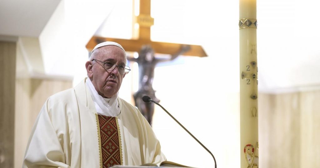 Pope meets Canadian cardinals after Aboriginal school scandalفض