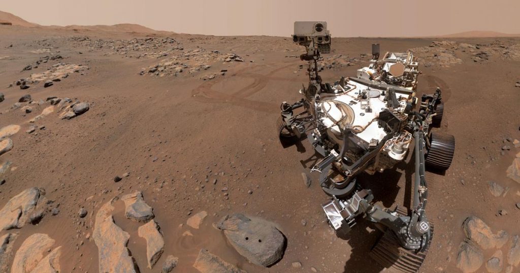 Mars probe sends new selfies to Earth