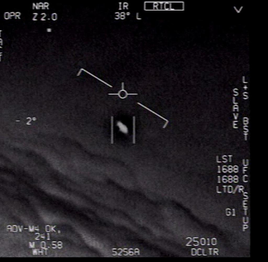 The still image from a video released by the US Department of Defense shows an unidentified flying object seen by US Navy pilots.  (Best possible image quality. Recording date unknown).  According to a highly anticipated report, the US government has at least not yet any explanation for about 140 celestial phenomena from the past two decades.  +++ dpa-Bildfunk +++