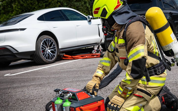 Rosenbauer's electric vehicle extinguishing system operates in a targeted manner and can be operated remotely, which means more safety for firefighters.