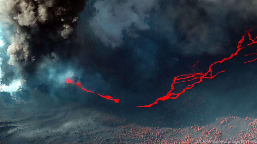 Temperature rises over 1200 degrees - lava pours like a 'tsunami' from the volcano in La Palma