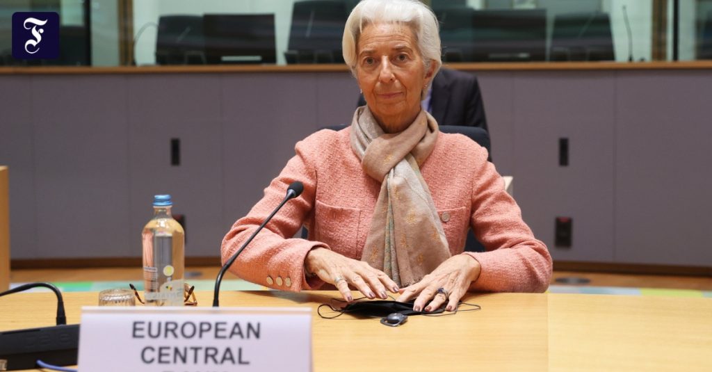 Lagarde warns banks of outstanding credit risk