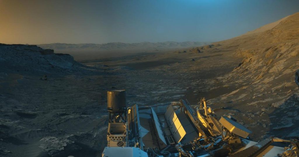 Curiosity sends 'postcard' images from Mars