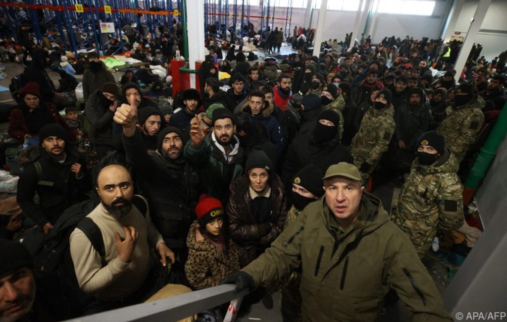 Belarusian border guards remove migrant camps