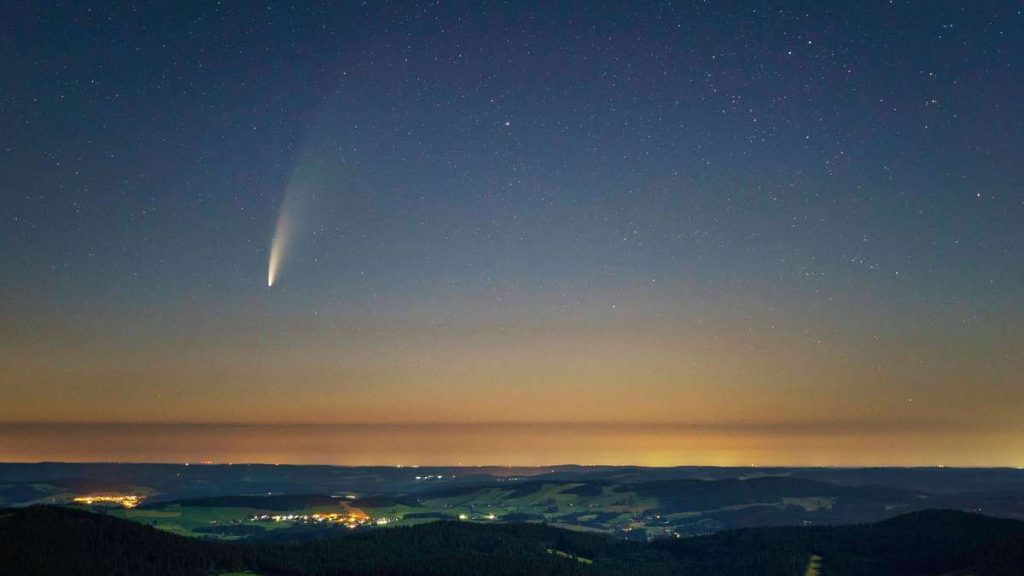 November sky scene: How bright is Leonard's Comet?