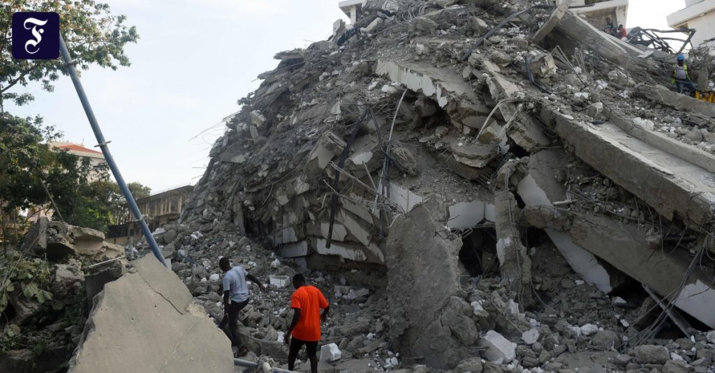 Several dead in skyscraper collapse in Nigeria
