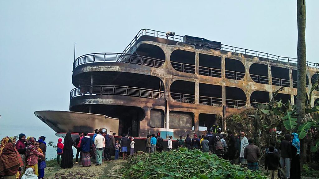 Engine room fire - At least 39 killed in ferry fire in Bangladesh