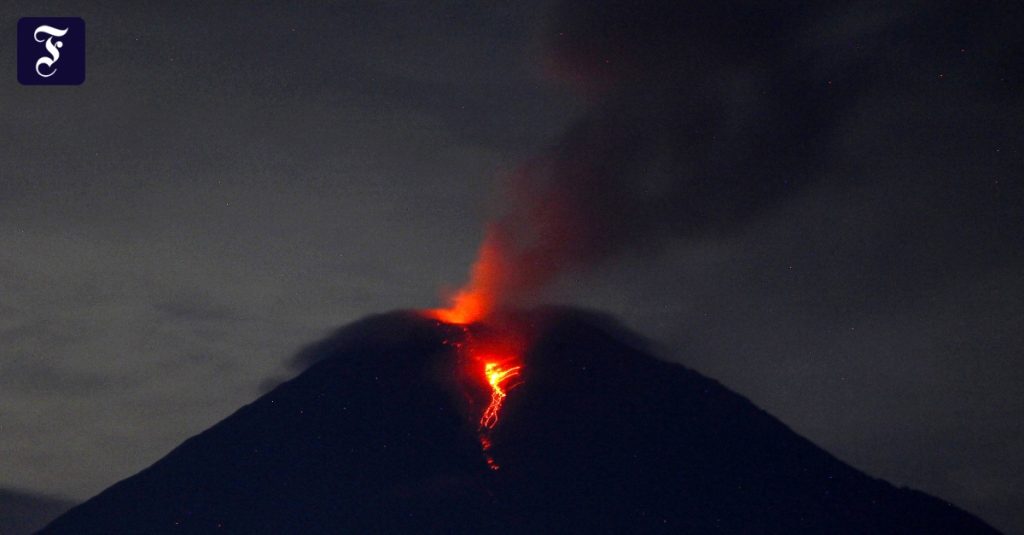 Panic in Java after a stunning volcanic eruption