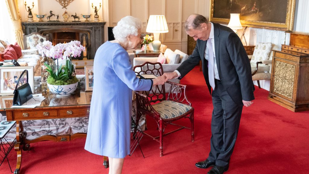 Queen Elizabeth poses for an unprecedented photo with her great-grandchildren