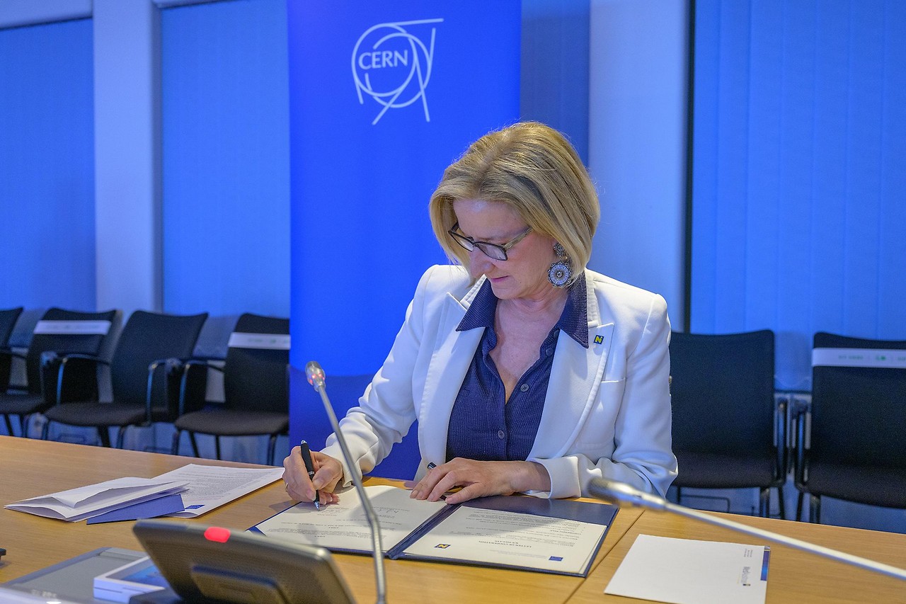 Signing of the cooperation agreement by Mikl-Leitner