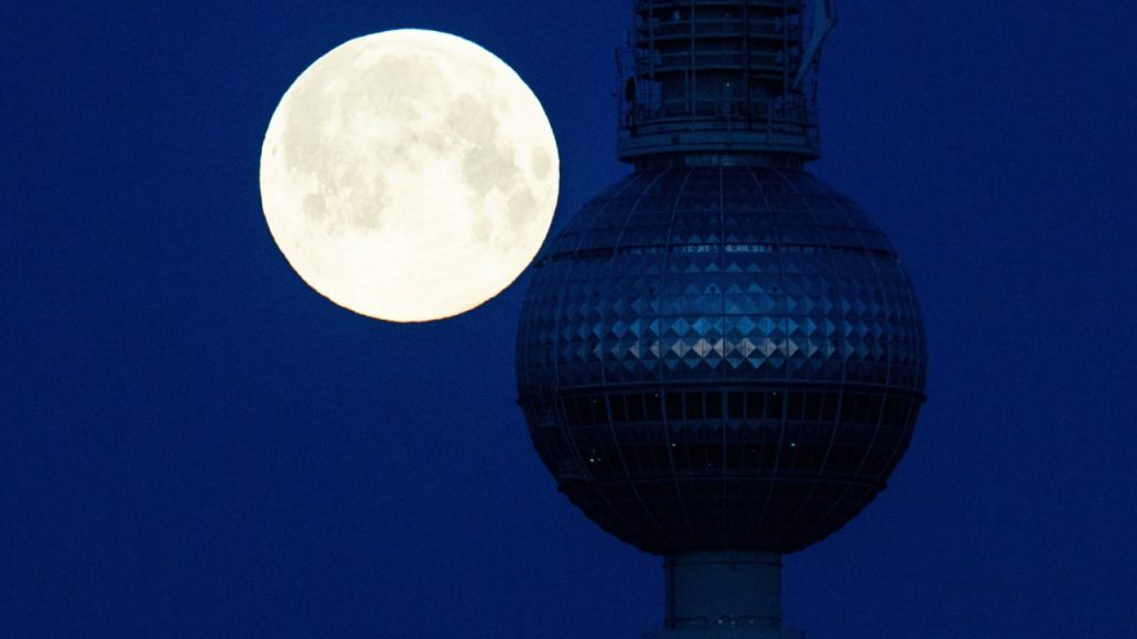 Easter Full Moon and Stargazing: Astronomy Highlights in April - Guide