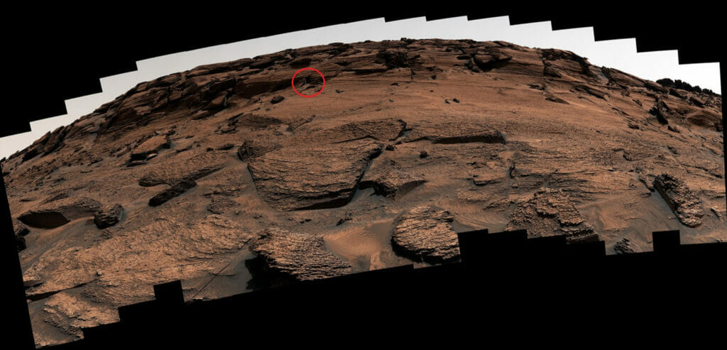 Zoom view.  You can see the rock fractures that cause this effect, Image Source: NASA's Curiosity Mars Rover