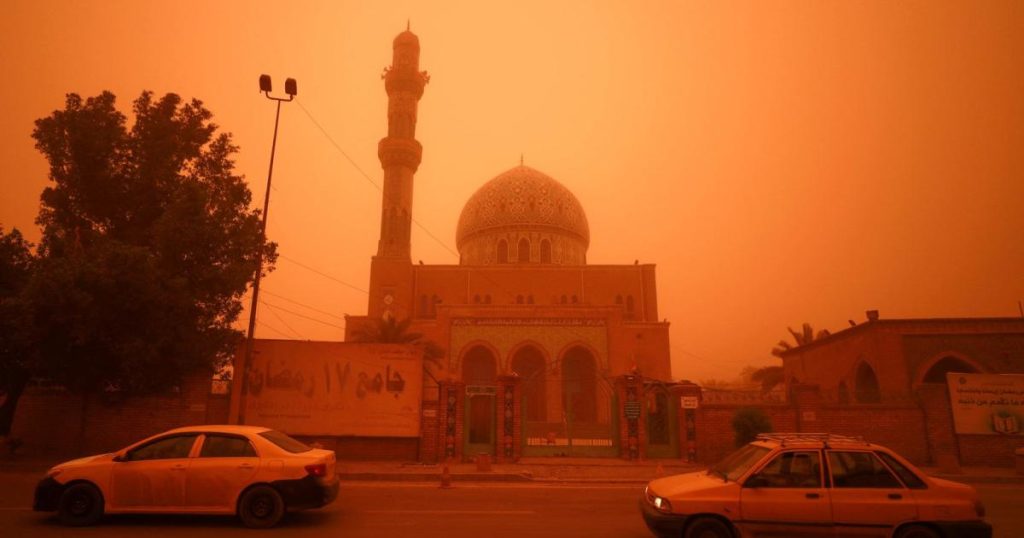 Severe sandstorms in Iraq cause shortness of breath and stop for flying