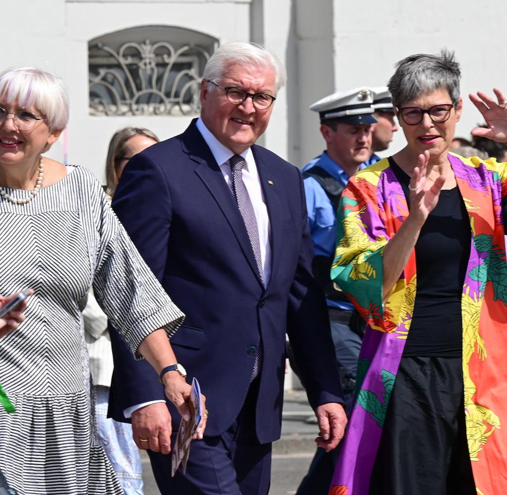 Frank-Walter Steinmeier with Claudia Roth and Documenta General Manager Sabine Schuurmann