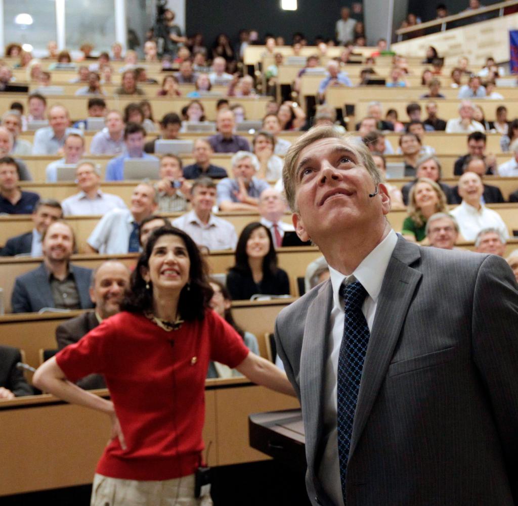 Fabiola Gianotti from the Atlas Experience and Joe Incandella from the CMS Experience on July 4, 2012 at CERN.