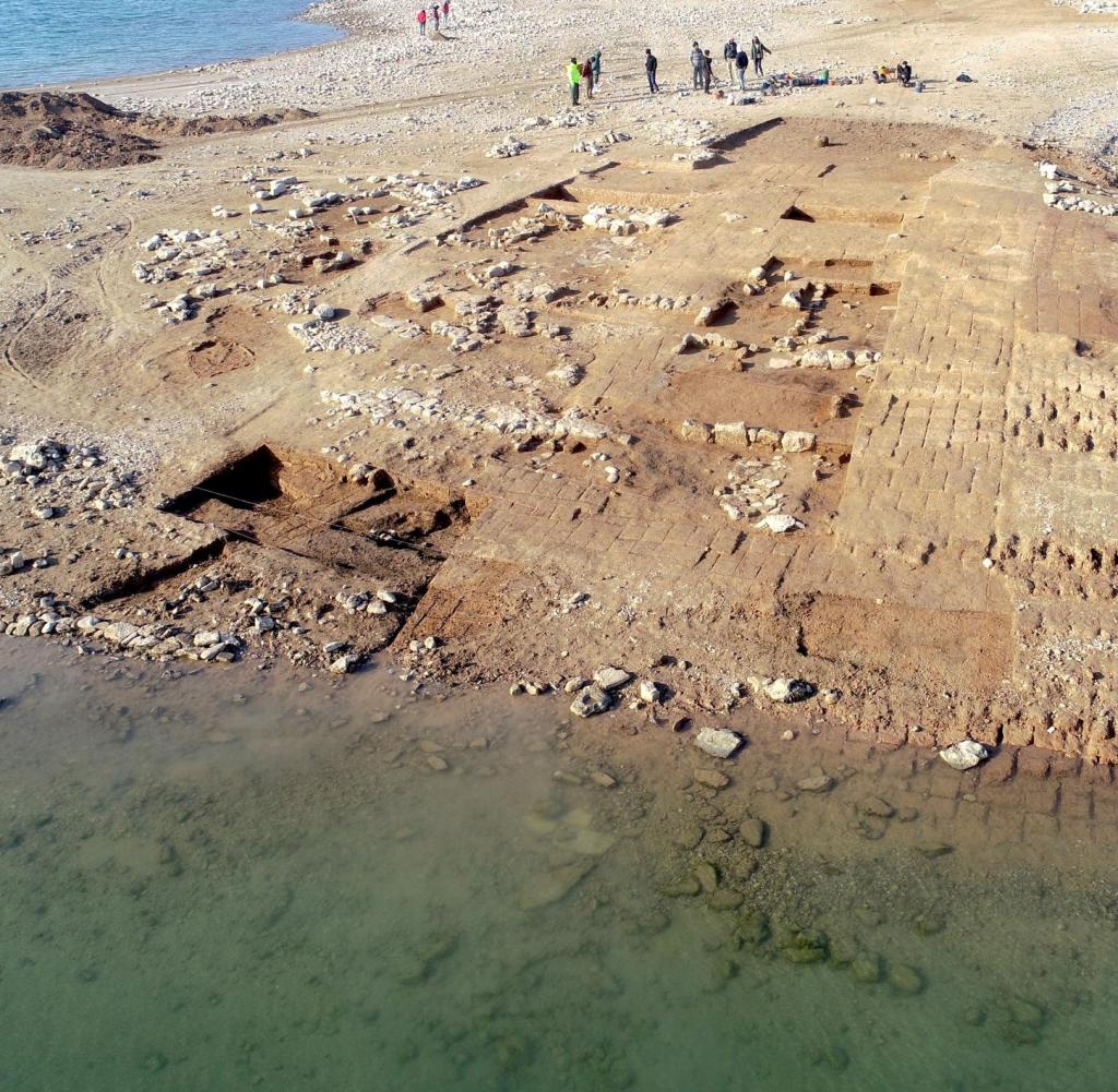 The archaeological site of Kamon in the dry area of ​​the Mosul reservoir.