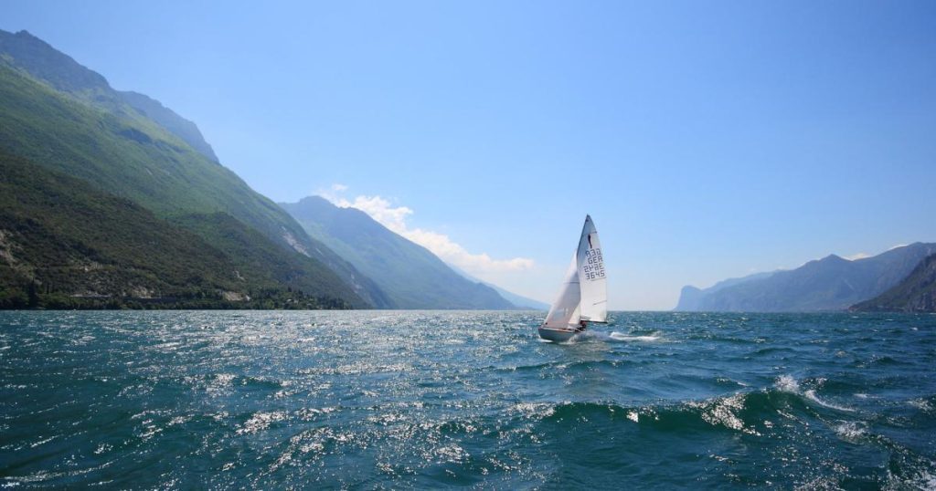 Drought: Italy pumps water from Lake Garda