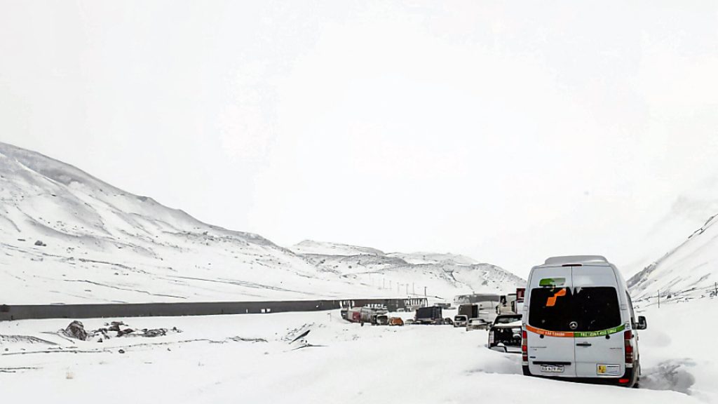 Chile, Argentina - 400 people stranded after a snowstorm in the Andes