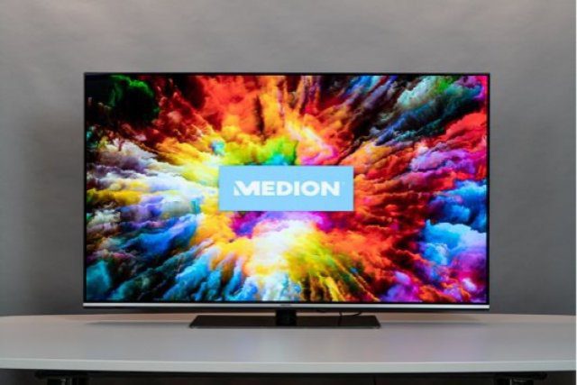 The Medion TV image appears in deep black and covers many colors of the extended color space. 