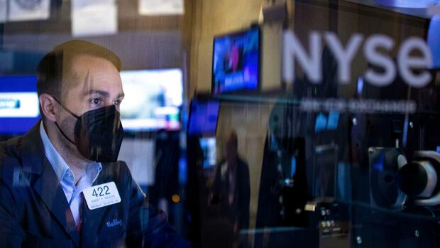 Quiet start on Wall Street - investors await Fed minutes