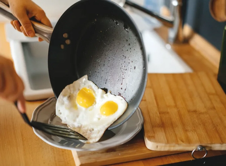 Why should people eat eggs every day and how fried eggs can affect health