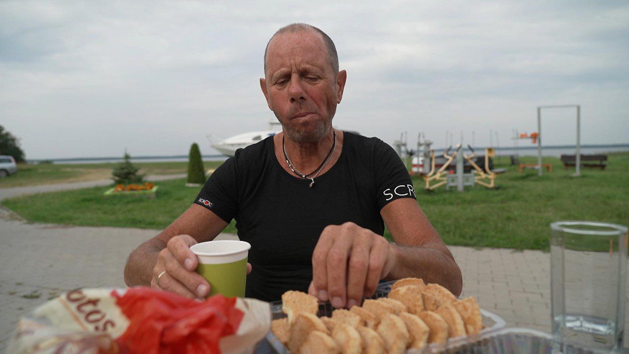 Martin Mullberger eats breakfast