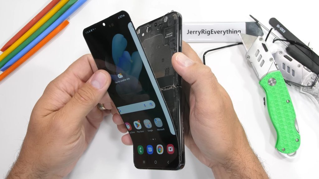 Samsung Galaxy Z Flip4: The first foldable device that survives tearing and reveals its modified hinge