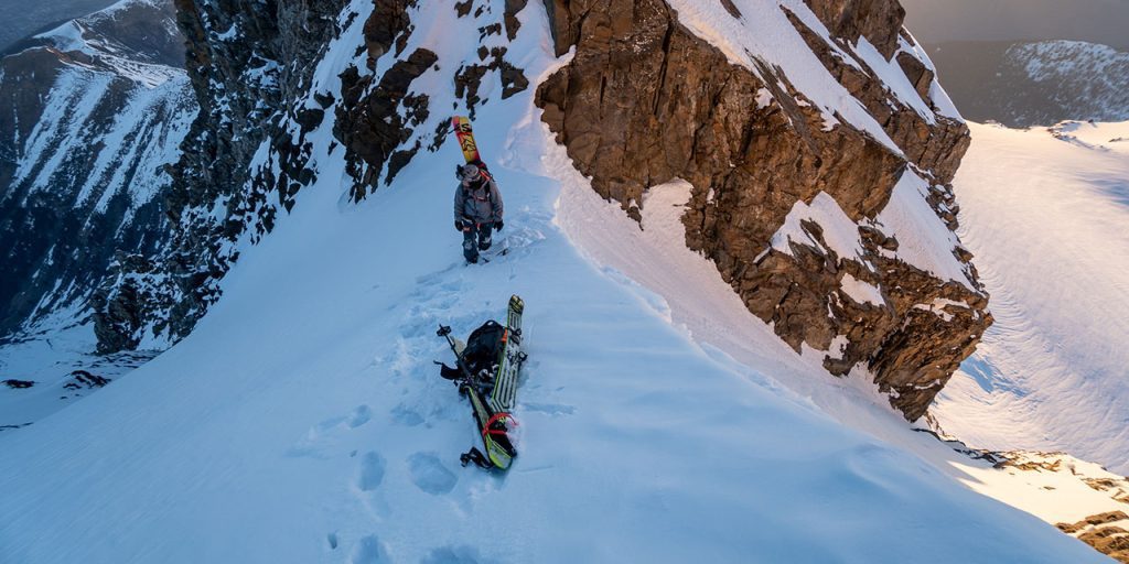 Snowboarder geht über einen verschneiten Grat - Screenshot aus "La Forteresse"