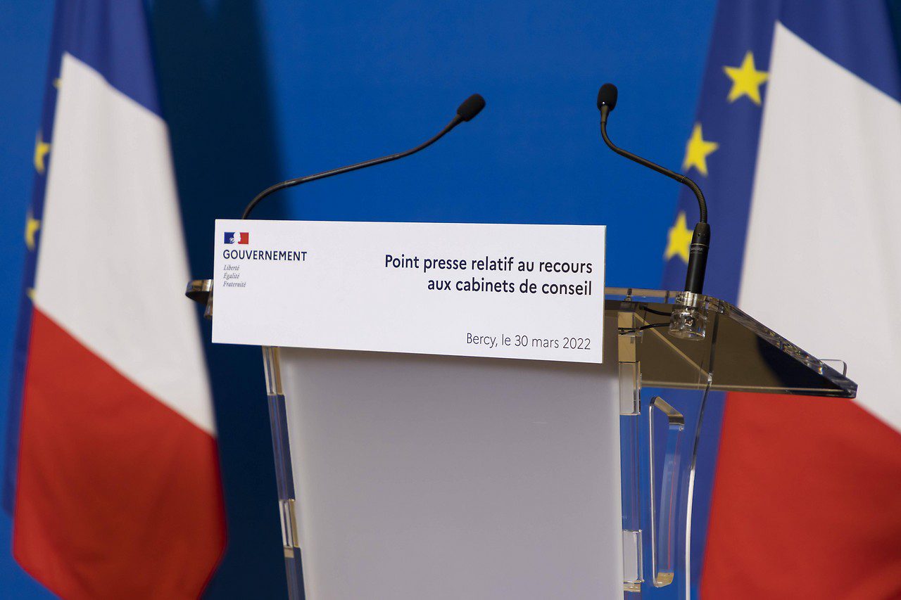 Empty desk at a press conference on the McKinsey case in France