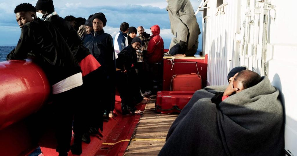 Diversion in Sicily: Migrants go ashore from rescue ships