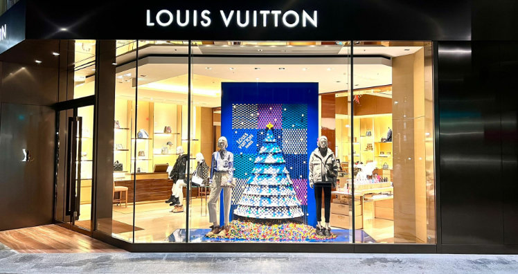Now there are Lego "buildings" in the windows of Louis Vuitton »Ledersent
